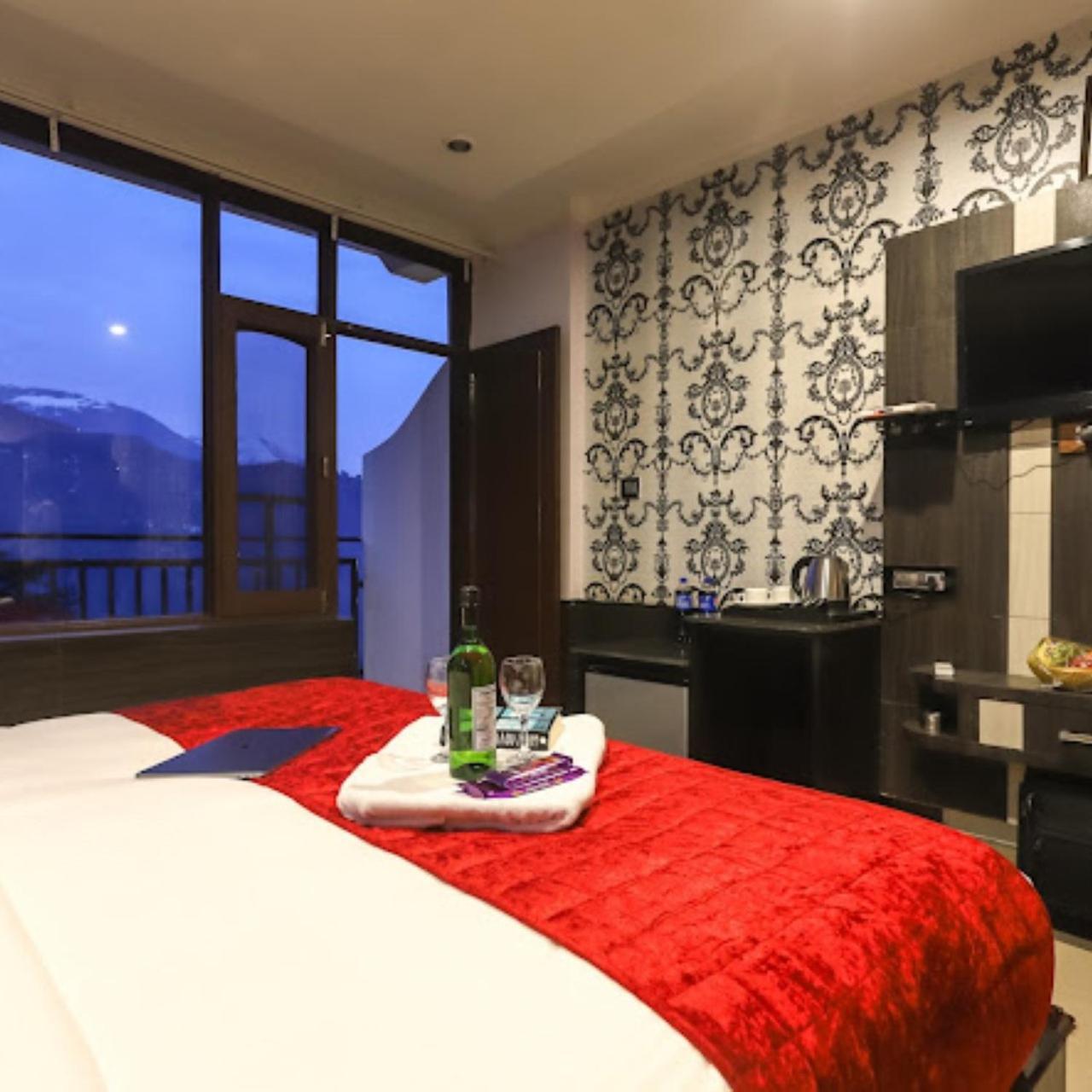 Hotel Holiday Hill, Near Mall Road, Mcleodganj# Parking#Restaurant Dharamshala Bagian luar foto