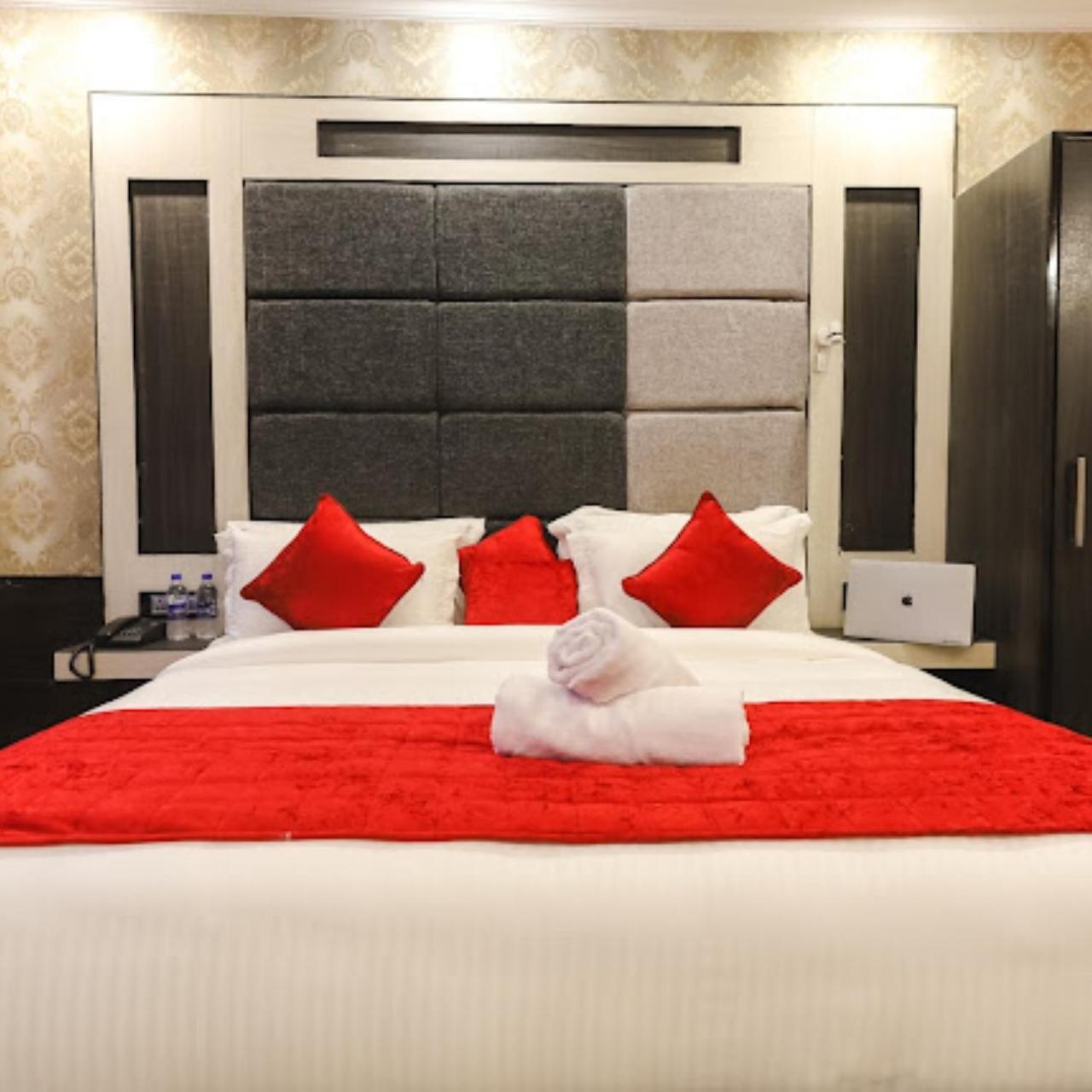 Hotel Holiday Hill, Near Mall Road, Mcleodganj# Parking#Restaurant Dharamshala Bagian luar foto