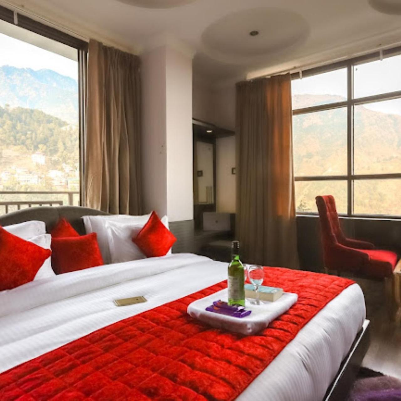 Hotel Holiday Hill, Near Mall Road, Mcleodganj# Parking#Restaurant Dharamshala Bagian luar foto