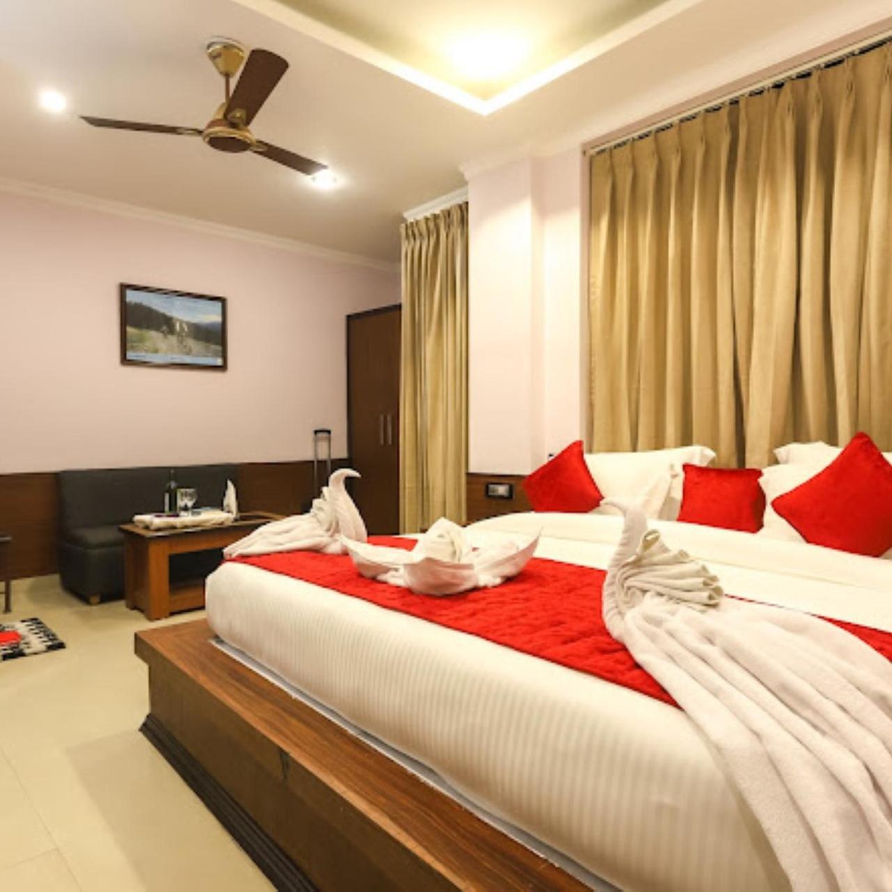 Hotel Holiday Hill, Near Mall Road, Mcleodganj# Parking#Restaurant Dharamshala Bagian luar foto